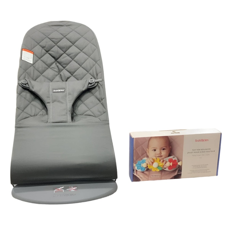 BabyBjorn Bouncer Bliss Bundle With Toy Bar, Flying Friends, Dark Gray Frame, Anthracite Cotton Classic Quilt